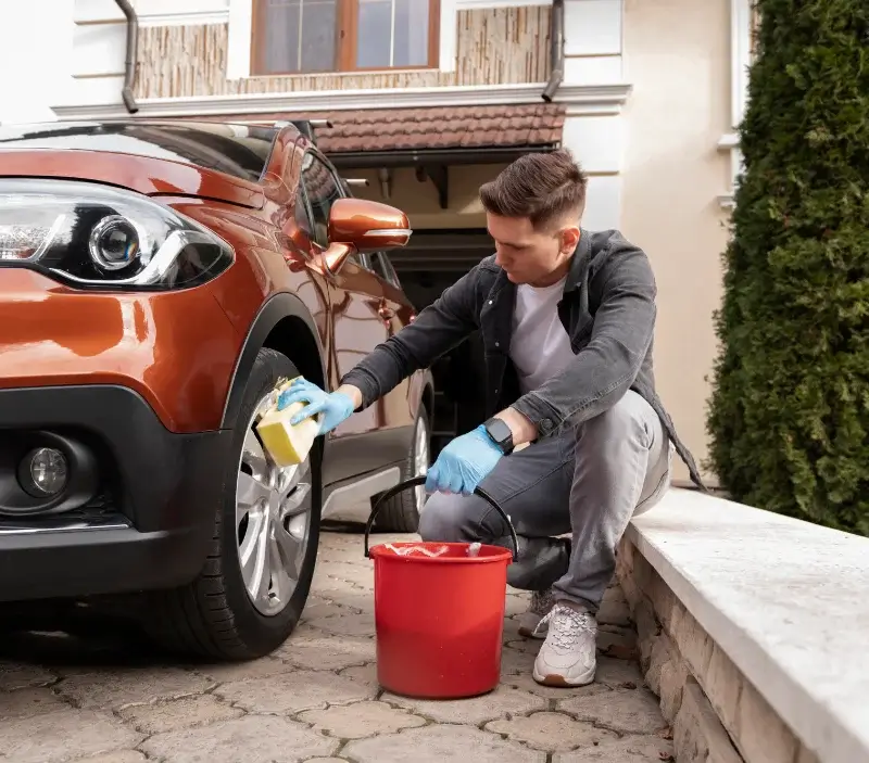 Lavage auto à domicile Douzains : professionnel intervenant sur un véhicule